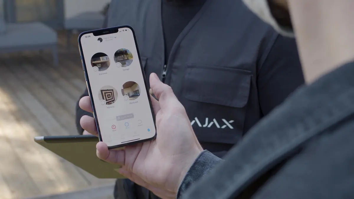 Techniker richtet die Anlage in der Ajax App ein